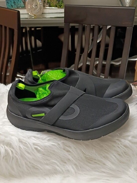 OOFOS OOmg Low Shoes Mens Black Slip-On Recovery Loafers with Lime Green Accents main image 11